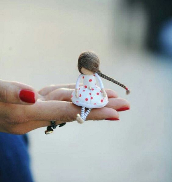 Brooch girl doll