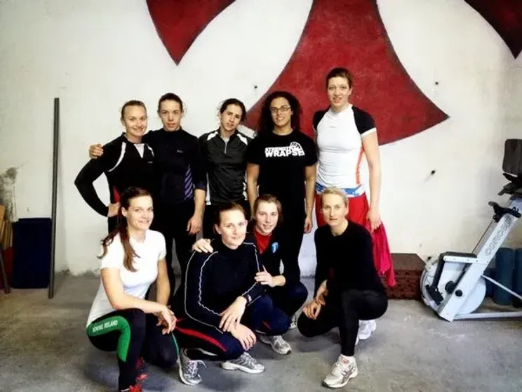 Ханна Кальдас (в очках)