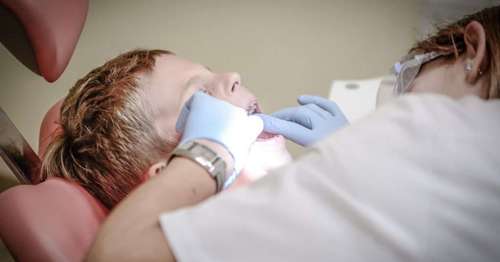 стоматолог лечит зубы ребёнку
