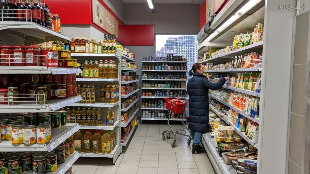 Магазины в некоторых из них. Ассортимент продуктового магазина. Магазины в некоторых из них. Несоблюдение правил хранения товара в магазине. Магазин пятерочка внутри.