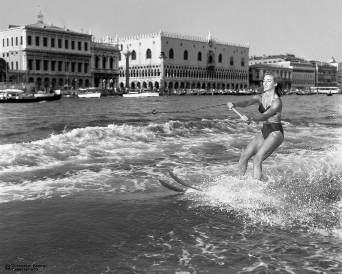 Некоторые знаменитости, как Анна Мария Бенвенути, отдавали предпочтение весьма экстремальным водным развлечениям, предлагаемым радушной Венецией.