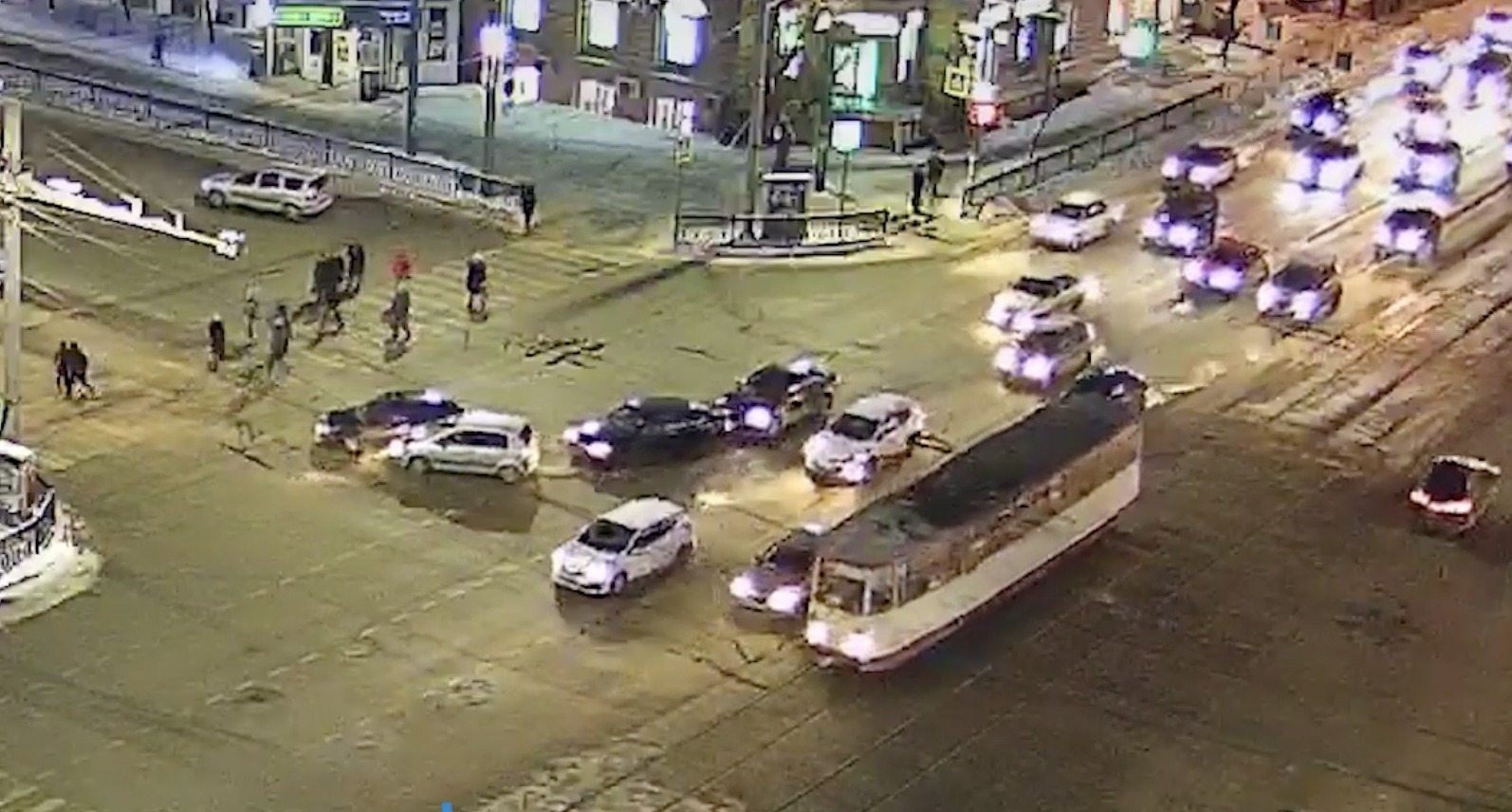 Столкновение четырех автомобилей в центре Челябинска записали камеры видеонаблюдения