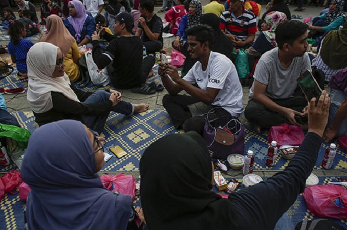 Месяц рамадан можно ли общаться с девушками. Куала Лумпур мусульмане. Мусульманский пост для здоровья. Мусульмане которые много еьш в Рамазане. Что можно делать в Рамадан а что нельзя.