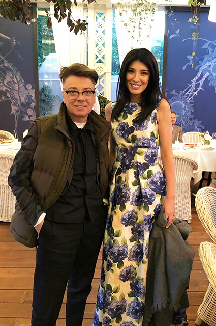 За столиком в любимой кафешке: Алла Пугачева, Максим Галкин и другие звезды на открытии кафе Валентина Юдашкина За столиком в любимой кафешке: Алла Пугачева, Максим Галкин и другие звезды на открытии кафе Валентина Юдашкина Хроника