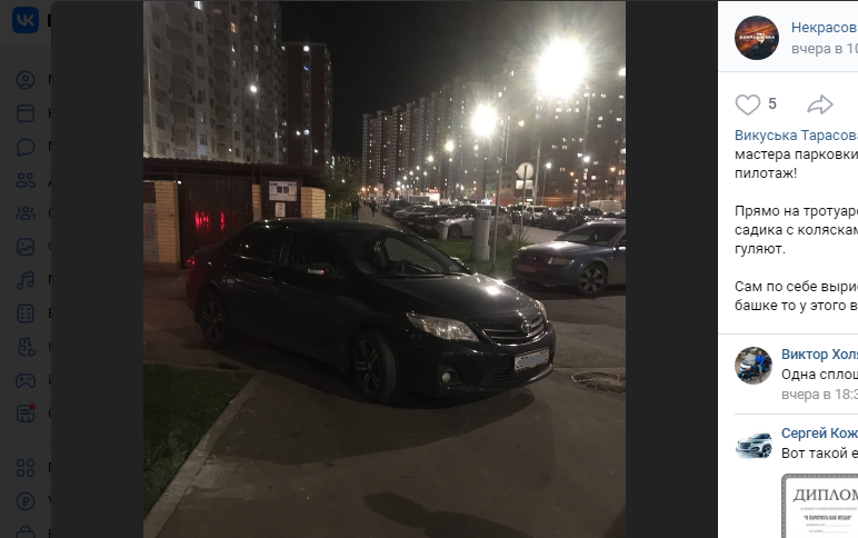 Автохам на Рождественской выгнал пешеходов с тротуара