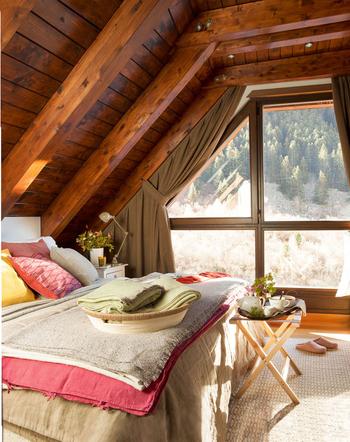 Спальни в деревянных домах, из которых не захочется выбираться
