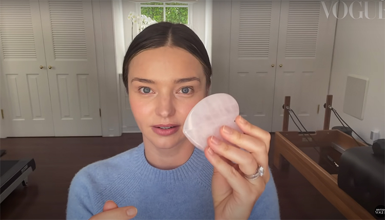 Камень гуаша, чайная ложка и массажная щетка: Миранда Керр рассказала, как подготовиться к свиданию в домашних условиях Красота,Уход за кожей и волосами