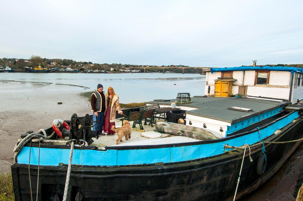 Пара превратила 100-летнюю лодку в ЭКО-дом своей мечты 
