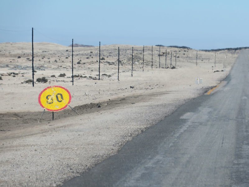 Одинокие дорожные знаки Намибии - кусочек цивилизации среди пустынных пейзажей дороги, намибия, пейзаж, пустыни, путешествия, страны мира, фото, фотограф
