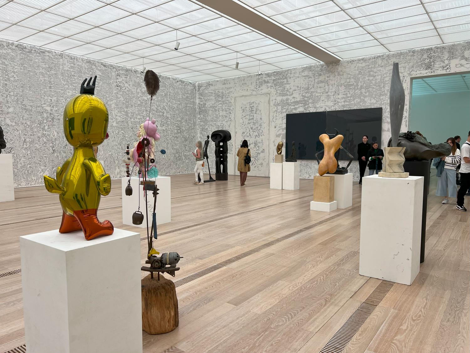 Вид экспозиции «Dance With Daemons» в Fondation Beyeler