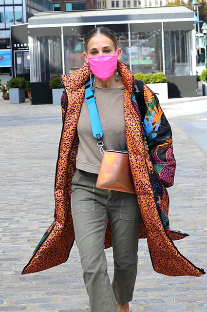 Джунгли в Нью-Йорке: Сара Джессика Паркер в ярком пальто на прогулке Звездный стиль
