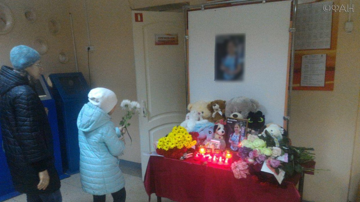 Стихийный мемориал возник в школе убитой в Саратове третьеклассницы
