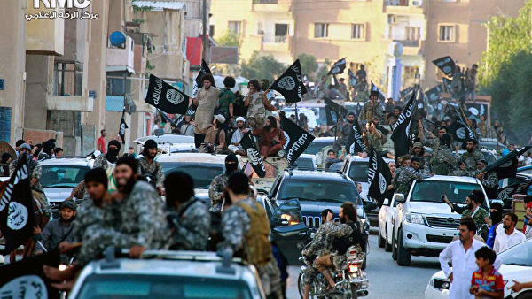 Боевики террористической группировки Исламское государство (ИГ, запрещена в РФ) в городе Ракка, Сирия