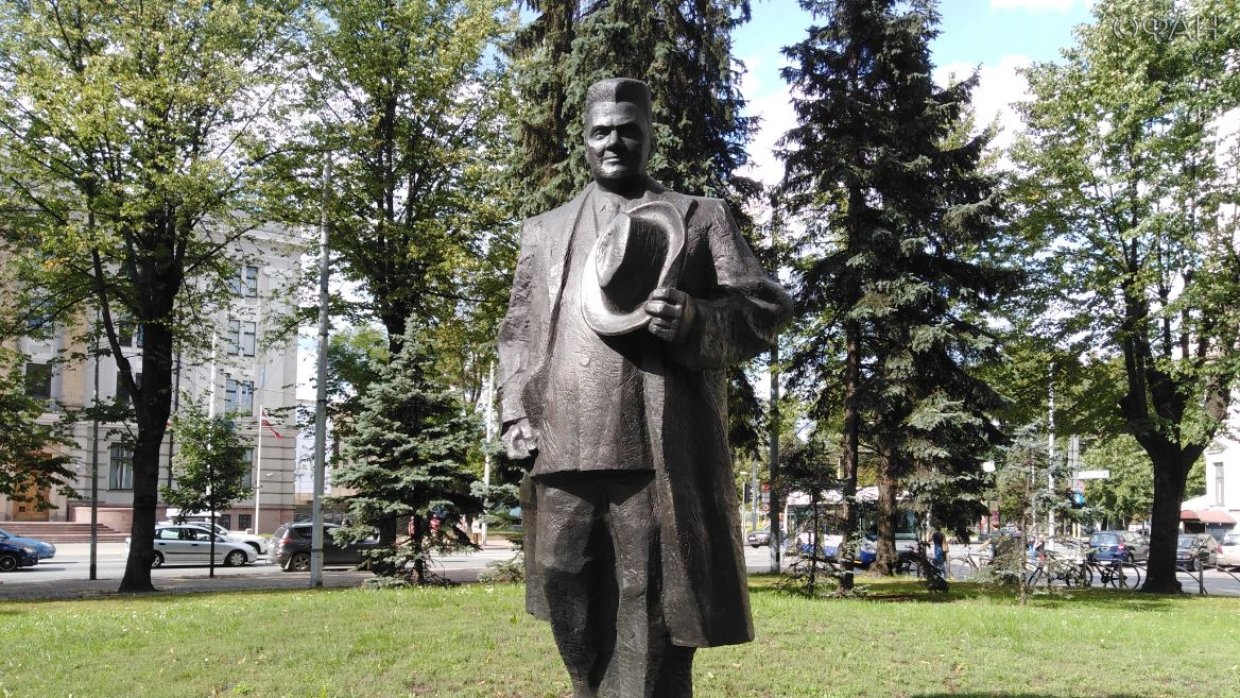 Довоенный диктатор Карлис Ульманис до сих пор почитаем среди латышей. От его памятника, установленного в центе Риги в 2003 году, во время госпраздников начинаются факельные шествия. Федеральное агентство новостей/Карен Маркарян