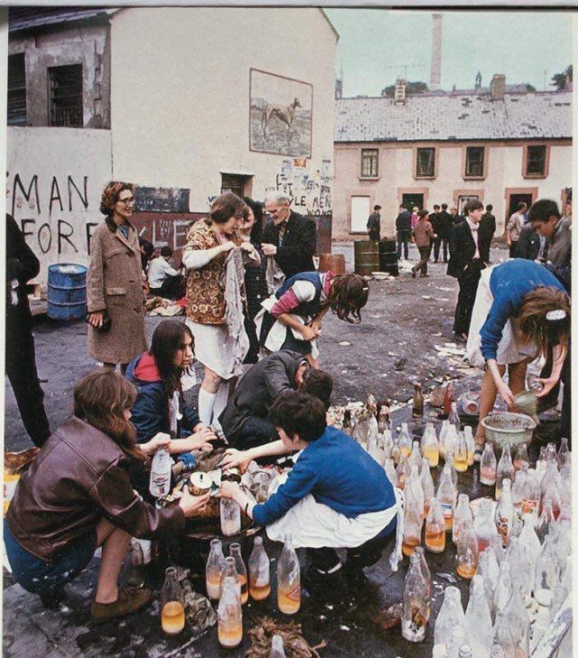 Девушки делают зажигательные смеси во время схватки за Богсайд, 1969 год, Северная Ирландия история, люди, мир, фото
