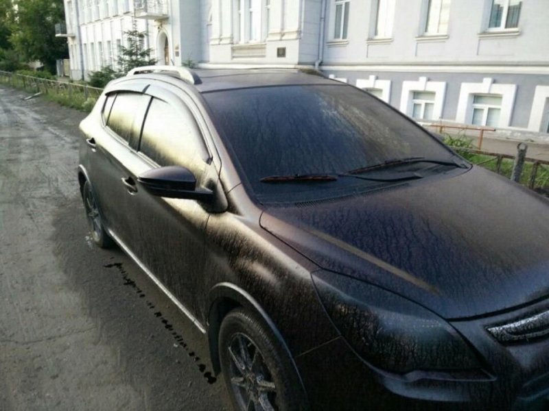 В Омске дорожники залили битумом припаркованные автомобили В Омске дорожники залили битумом припаркованные автомобили авто, асфальтирование, битум, гудрон, дорожники, коммунальщики, ремонт дорог