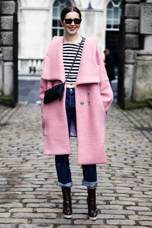 Девушка в розовом пальто оверсайз и джинсах