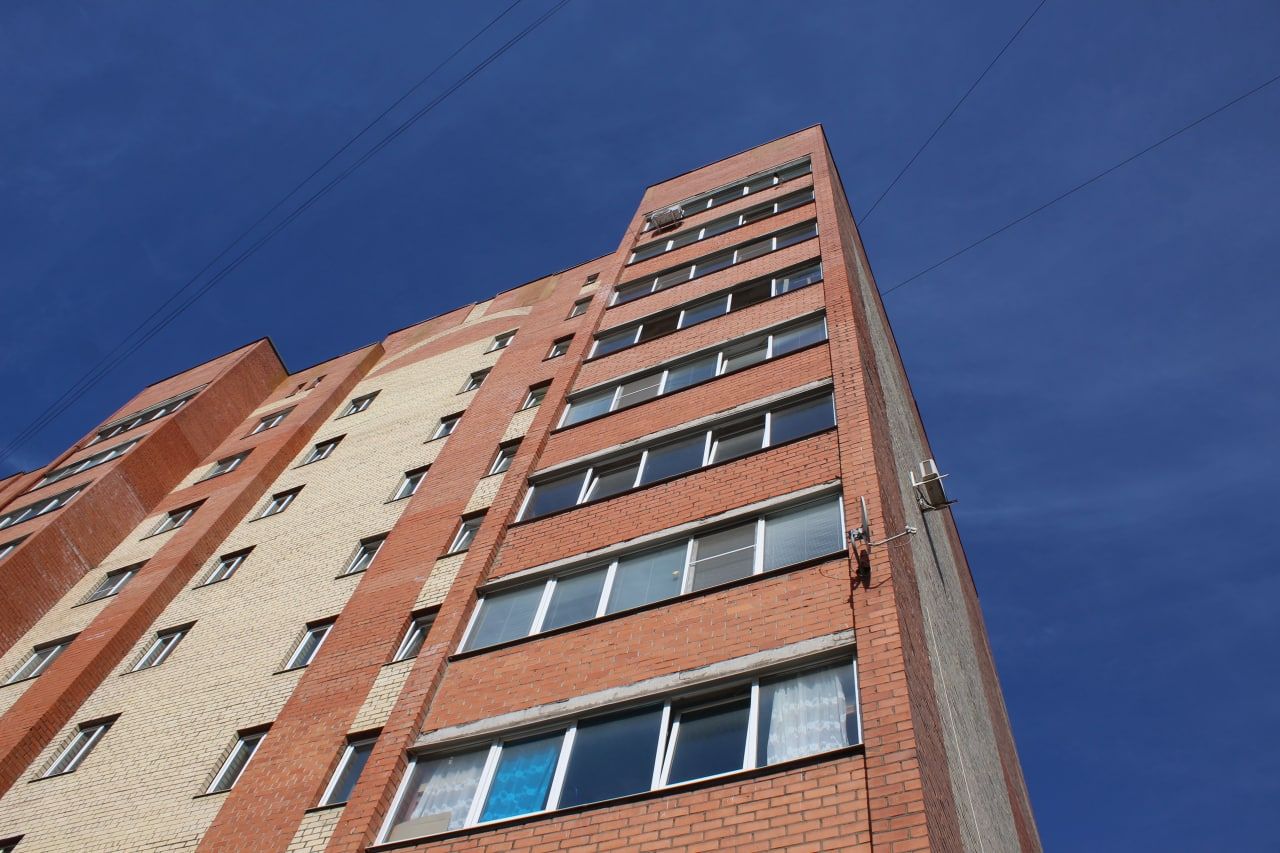Тело директора дочерней компании РЖД нашли на балконе квартиры в Москве