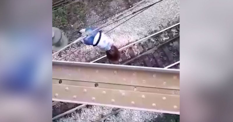 В попытке сделать селфи девочка упала с моста и повисла на высоковольтных проводах: видео ynews, падение с моста, самара, селфи