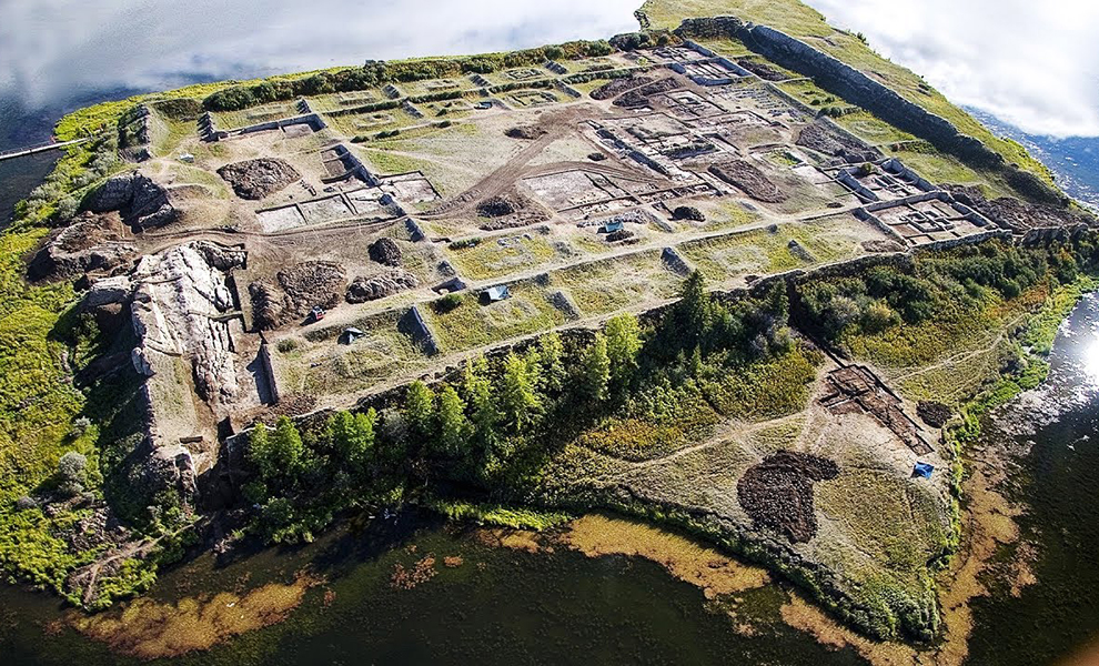 Археологи нашли крепость на острове в Сибири. После раскопок поняли, что это лаборатория алхимика возрастом 1300 лет