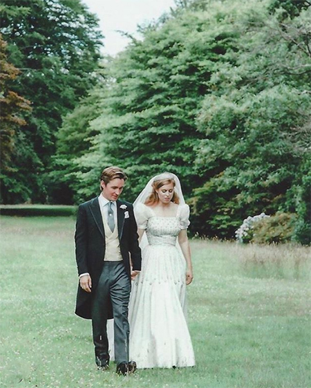 Сара Фергюсон поделилась тремя новыми снимками со свадьбы принцессы Беатрис Монархи,Британские монархи