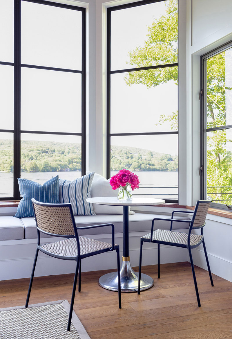 Очаровательный дом у озера со светлыми интерьерами в США американский стиль,вид из окна,деревянный дом,Дом у озера,интерьер и дизайн