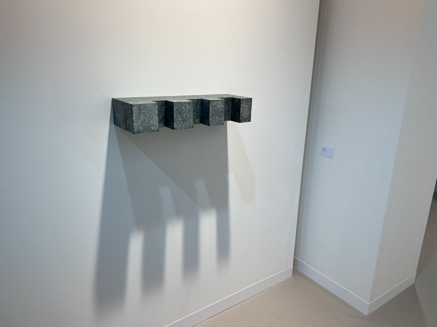 Donald Judd в экспозиции стенда Xavier Hufkens. $1,45 млн