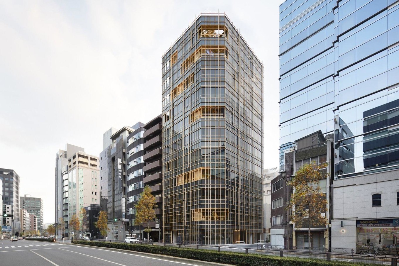Необычное офисное здание в Токио