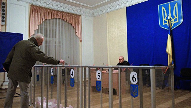 Житель Киева на избирательном участке во время второго тура выборов в органы местного самоуправления в Киеве