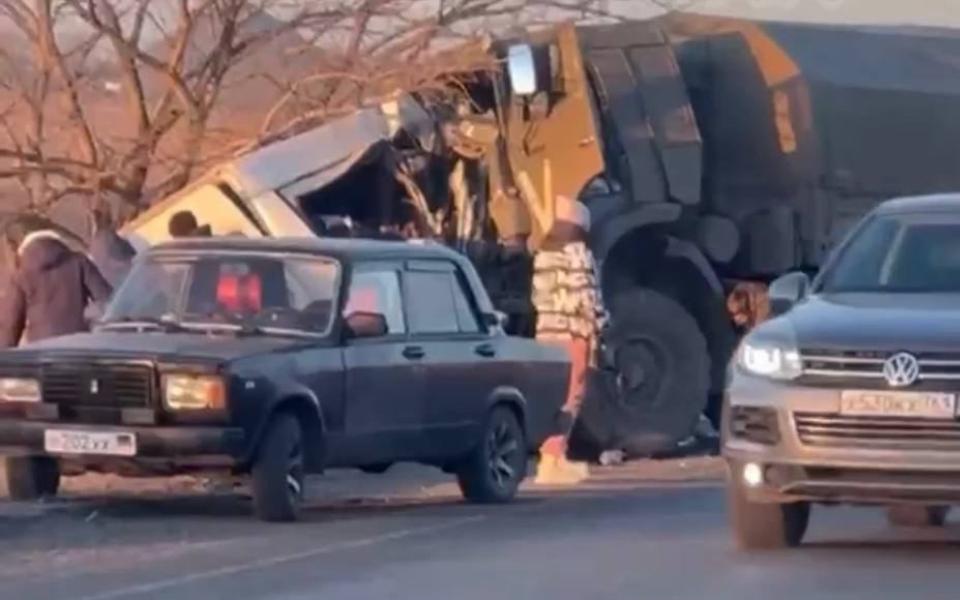 В ДТП с участием военного грузовика и микроавтобуса погибли 16 человек