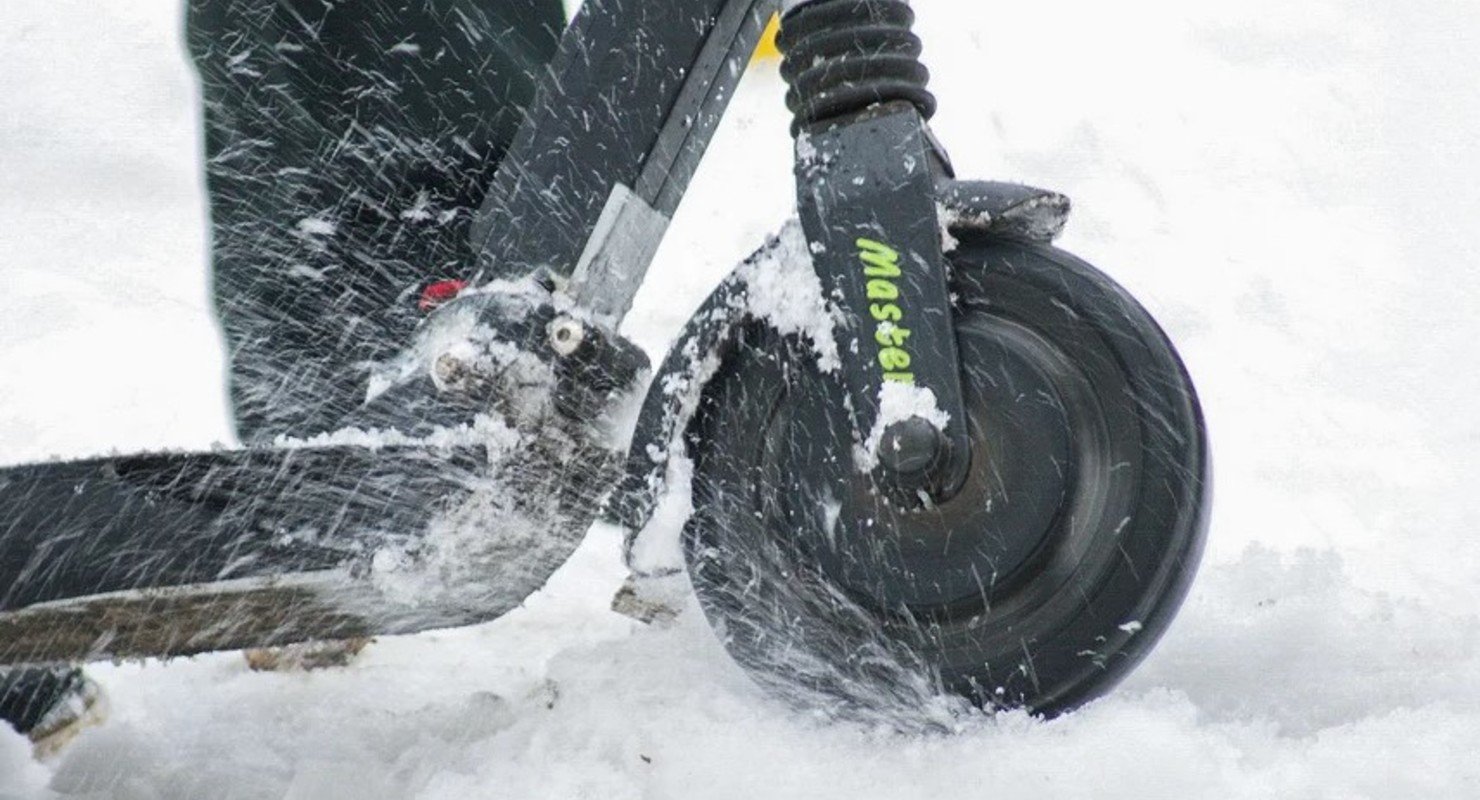 Электросамокат зимой – как использовать и хранить: Рекомендации