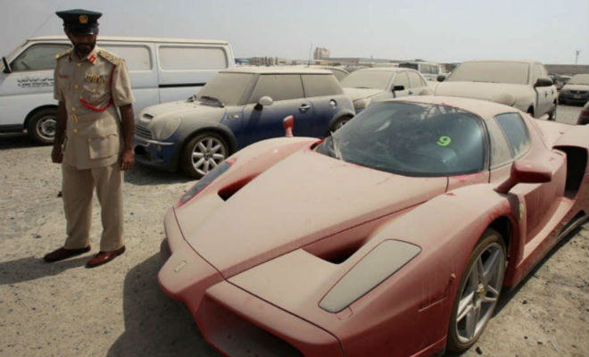 Брошеные авто Дубая: суперкары ржавеют под открытым небом