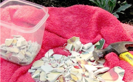 Не спешите выбрасывать осколки разбившихся чашек: сделайте уникальный элемент декора handmake