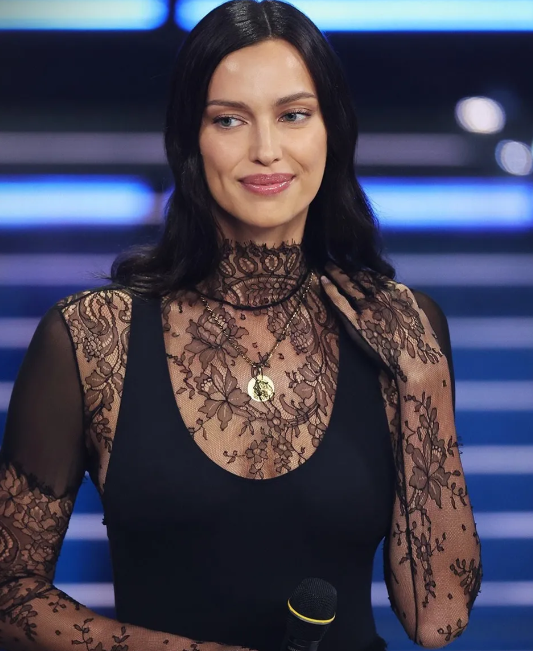 Белоснежное кружево и откровенное декольте: 5 лучших образов Ирины Шейк на фестивале в Сан-Ремо Ирина, платье, модель, модели, Ирины, черное, образ, стала, Однако, подчеркнул, украшенное, вставками, дополнила, декольте, время, Ирину, Брэдли, своей, которое, красивая