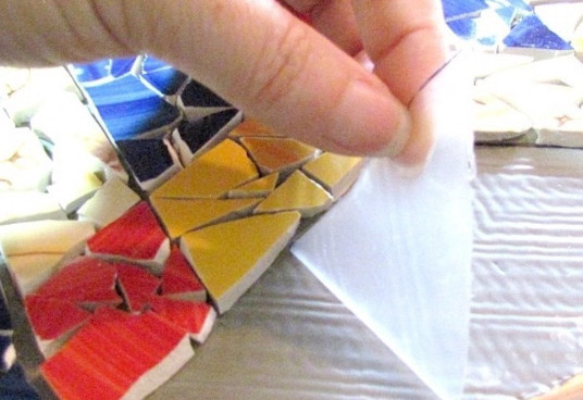 Не спешите выбрасывать осколки разбившихся чашек: сделайте уникальный элемент декора handmake