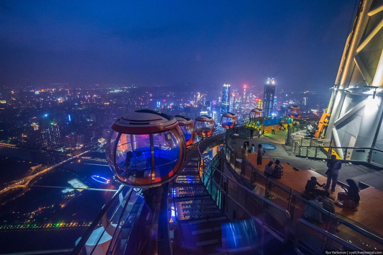 Любуемся красивыми видами, открывающимися со смотровой площадки башни Гуанчжоу Гуанчжоу,Китай,смотровые площадки