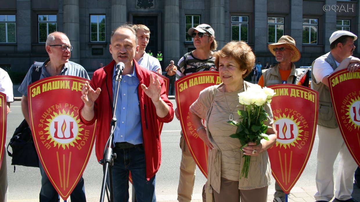 Евродепутат Мирослав Митрофанов и лидер РСЛ Татьяна Жданок перед зданием кабмина Латвии