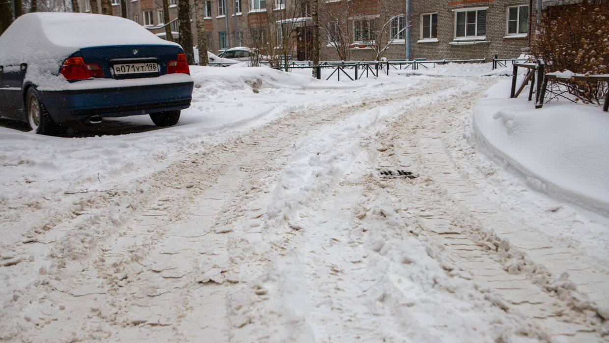 «Нева выйдет из берегов и начнутся подтопления»: чем опасны залежи грязного снега в Петербурге