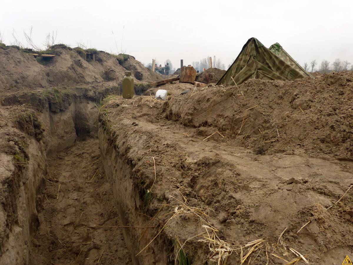 Украинские пограничники показали, как роют ров на случай «вооружённой агрессии» России (ВИДЕО)