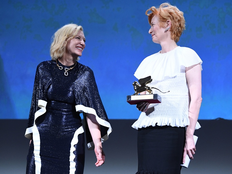 Маска, я тебя знаю: Кейт Бланшетт, Тильда Суитон и другие звезды на церемонии открытия Венецианского кинофестиваля Звезды,Красная дорожка