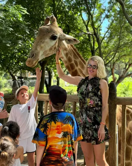 Полина Киценко вывезла детей в Африку на знакомство с дикими животными/Фото: polinakitsenko/Instagram*