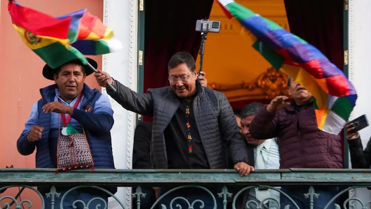 Вчера президент Боливии Луис Арсе (в центре) чуть не лишился своего президентского поста. Или только сделал вид. Фото: EPA/ТАСС