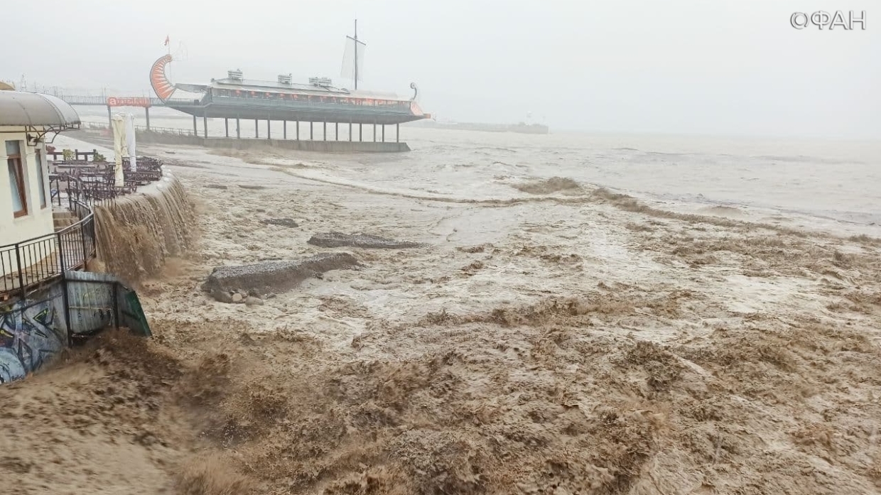 Чс в крыму. Ялта потоп 2021. Ялта грязное море. Море в Ялте после дождя. Ялта последствия ливня.