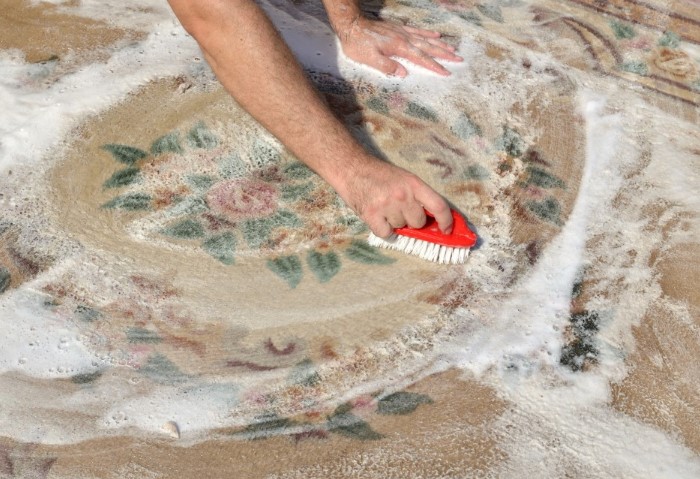 Лучше всего мыть ковер на улице, а в сложных случаях - обратиться в химчистку / Фото: sovet.help