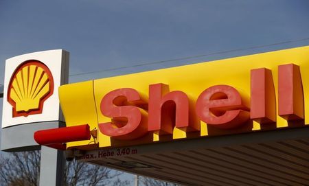 Логотип Shell, АЗС в Цюрихе, Швейцария, 8 апреля 2015 года. REUTERS/Arnd Wiegmann