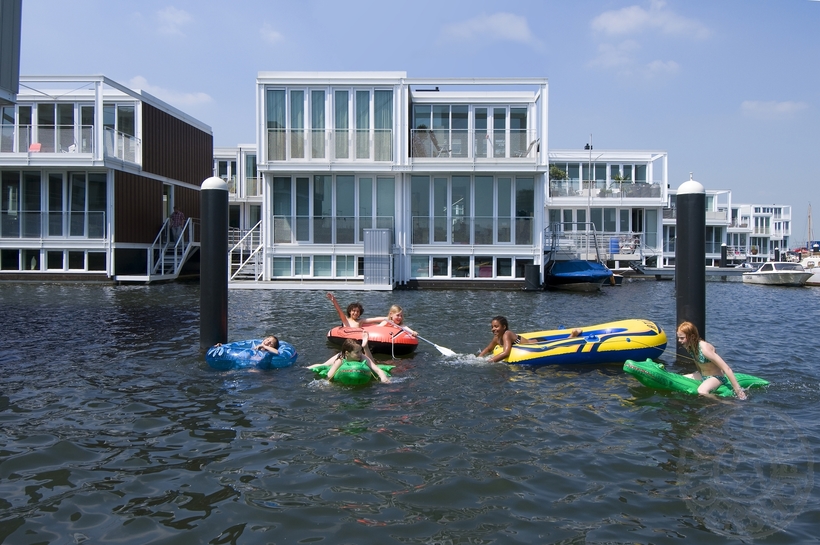 Эйбург — невероятный жилой район в Амстердаме, построенный прямо на воде озера искусственных, прямо, будет, удобства, АрхитектураАмстердам, каждом, прочно, закреплены, железными, тросамиВ, необходимое, жилом, здании, соседями, жильцов, беззаботного, времяпрепровождения, семьейДля, строения, избежание