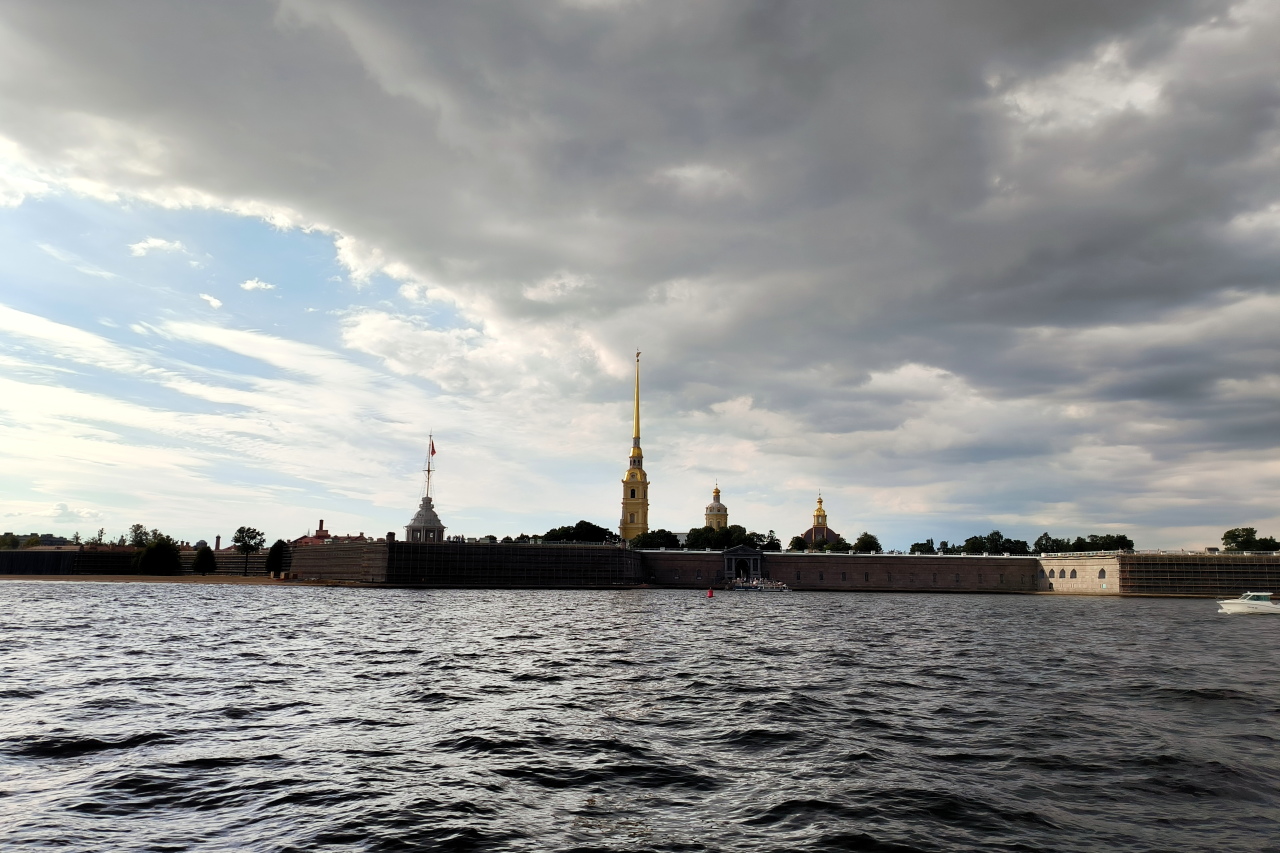 В Петербурге рассказали, почему перекрыли доступ к пляжу Петропавловской крепости