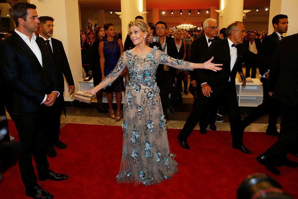 “Кто скажет, что ей скоро 80?” Джейн Фонда в прозрачном платье произвела фурор на Венецианском фестивале