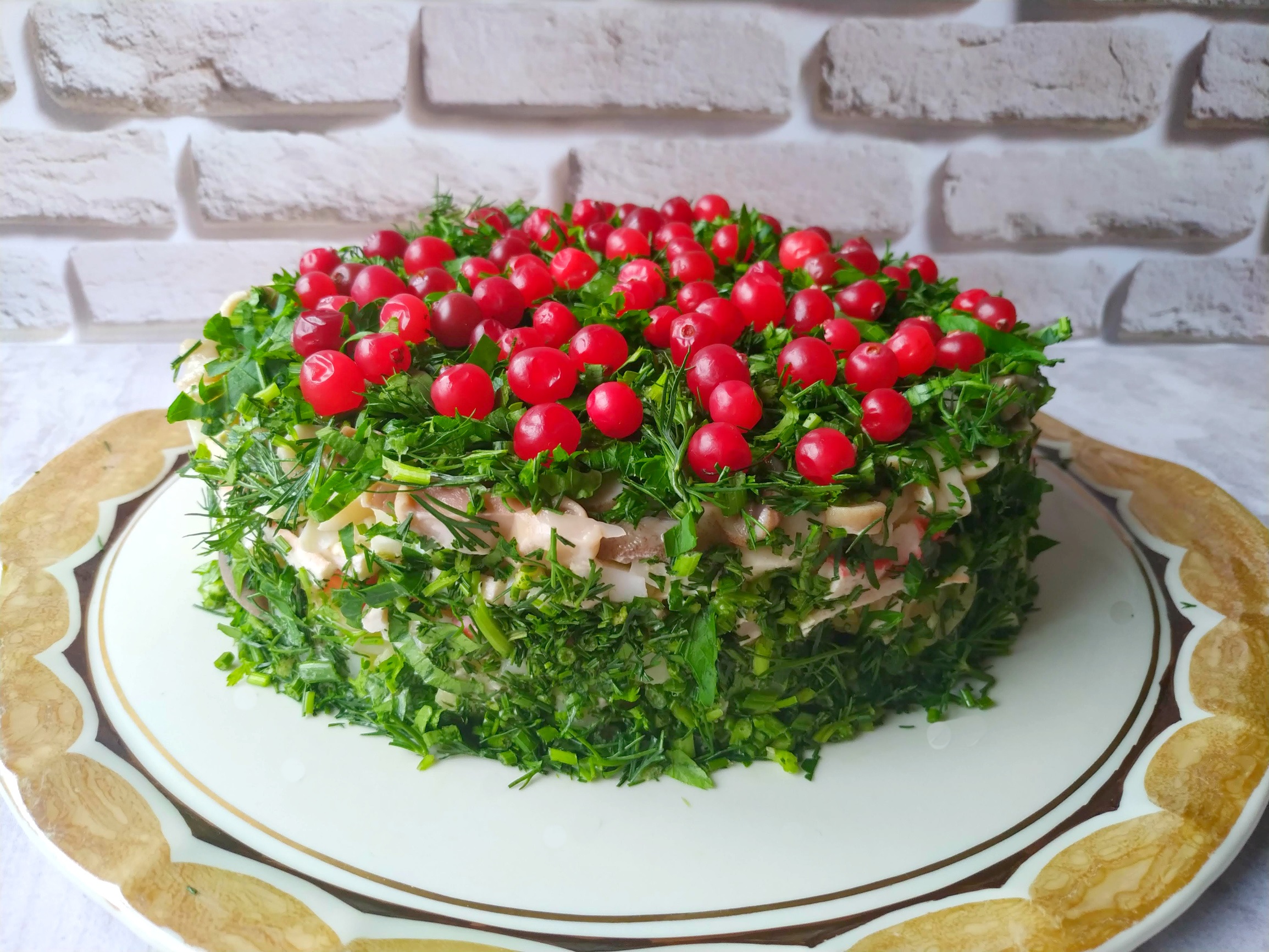 Потрясающий слоеный салат «Сосновый бор» салаты,салаты на новый год
