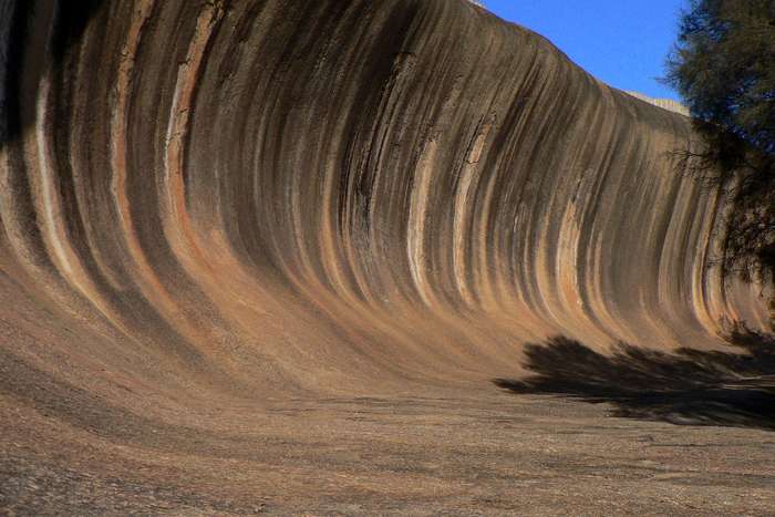 Уникальная каменная волна на австралийском побережье волна, Австралии, здесь, совсем, основание, оказался, ветров, эрозии, воздействием, который, пласта, базальтового, плоского, через, подтачивали, почву, Вертикальные, просачивались, осадки, сотен